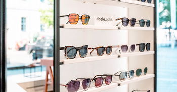 Zu sehen ist ein Abele Optik Sonnenbrillen Regal.